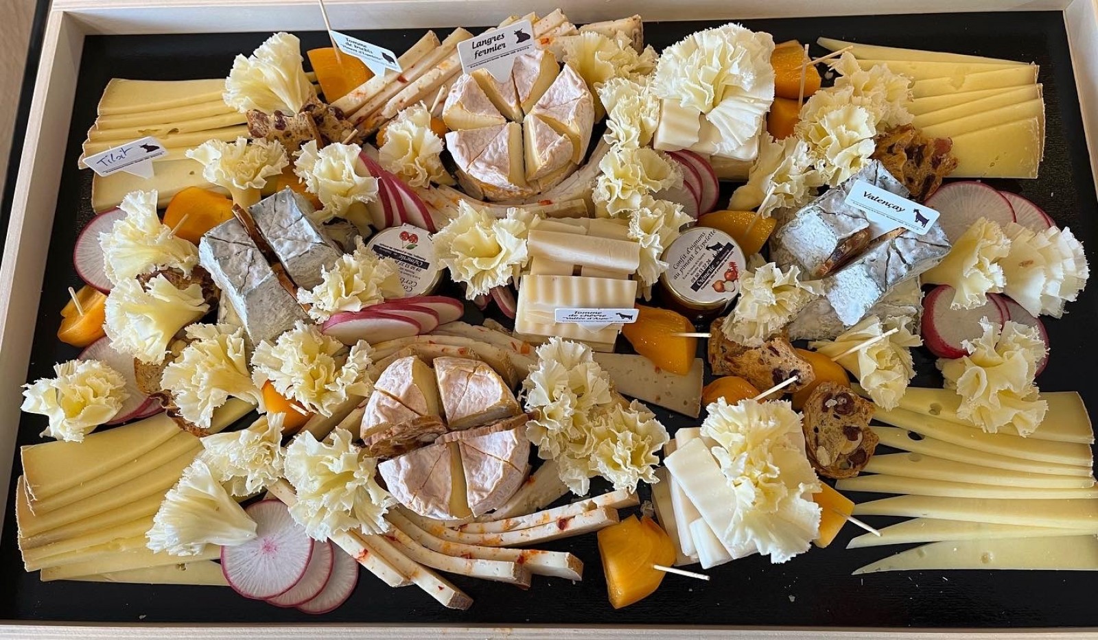 Plateau de fromages artisanaux pour apéritif dînatoire avec vin à Montpellier