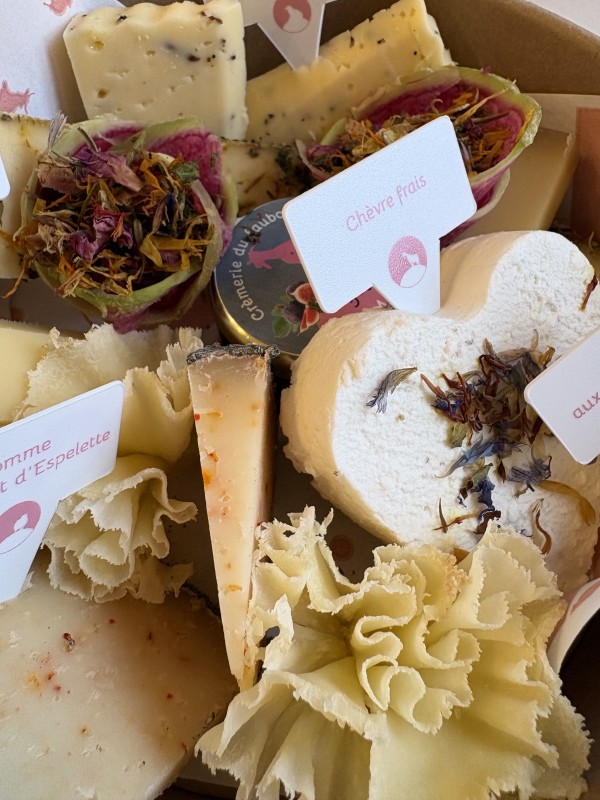 saint valentin avec un plateau de fromage