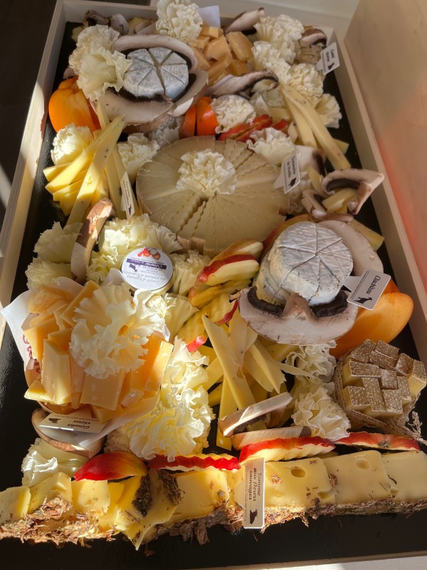 Plateau de fromages artisanaux pour apéritif dînatoire avec vin à Montpellier